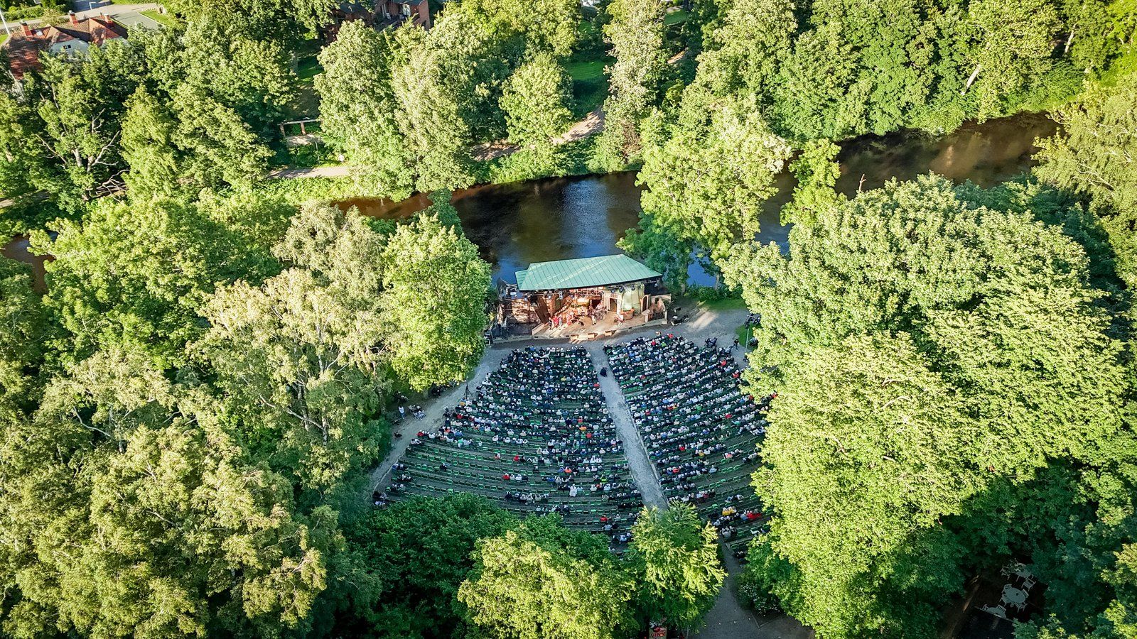 Flygfoto över Vallarnas friluftsteater