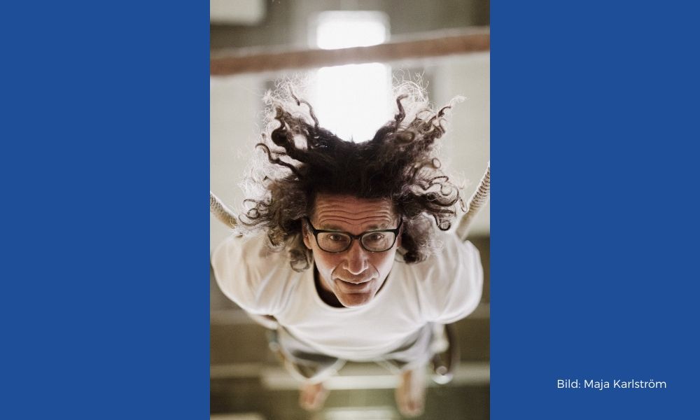 Magnus upp och ner, hänger i ringar. Fotograf: Maja Karlström.