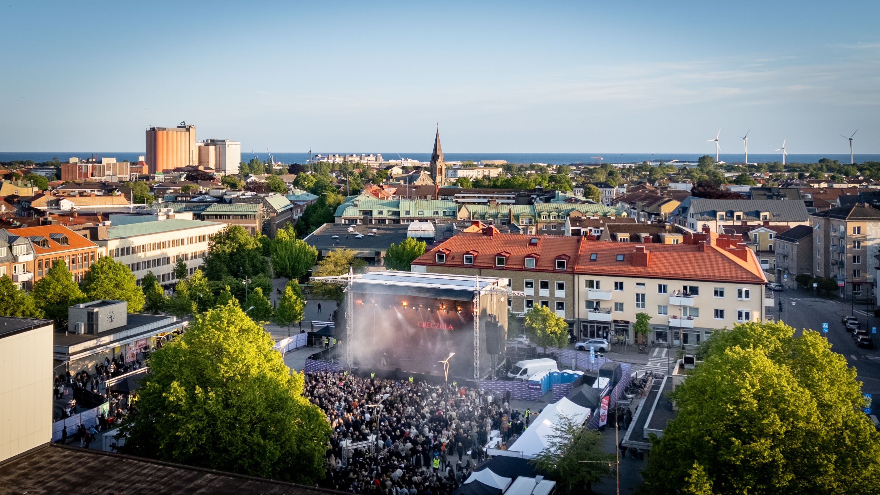 En drönarbild från Stortorget, där scenen där det står Greczula syns och framför den publiken.