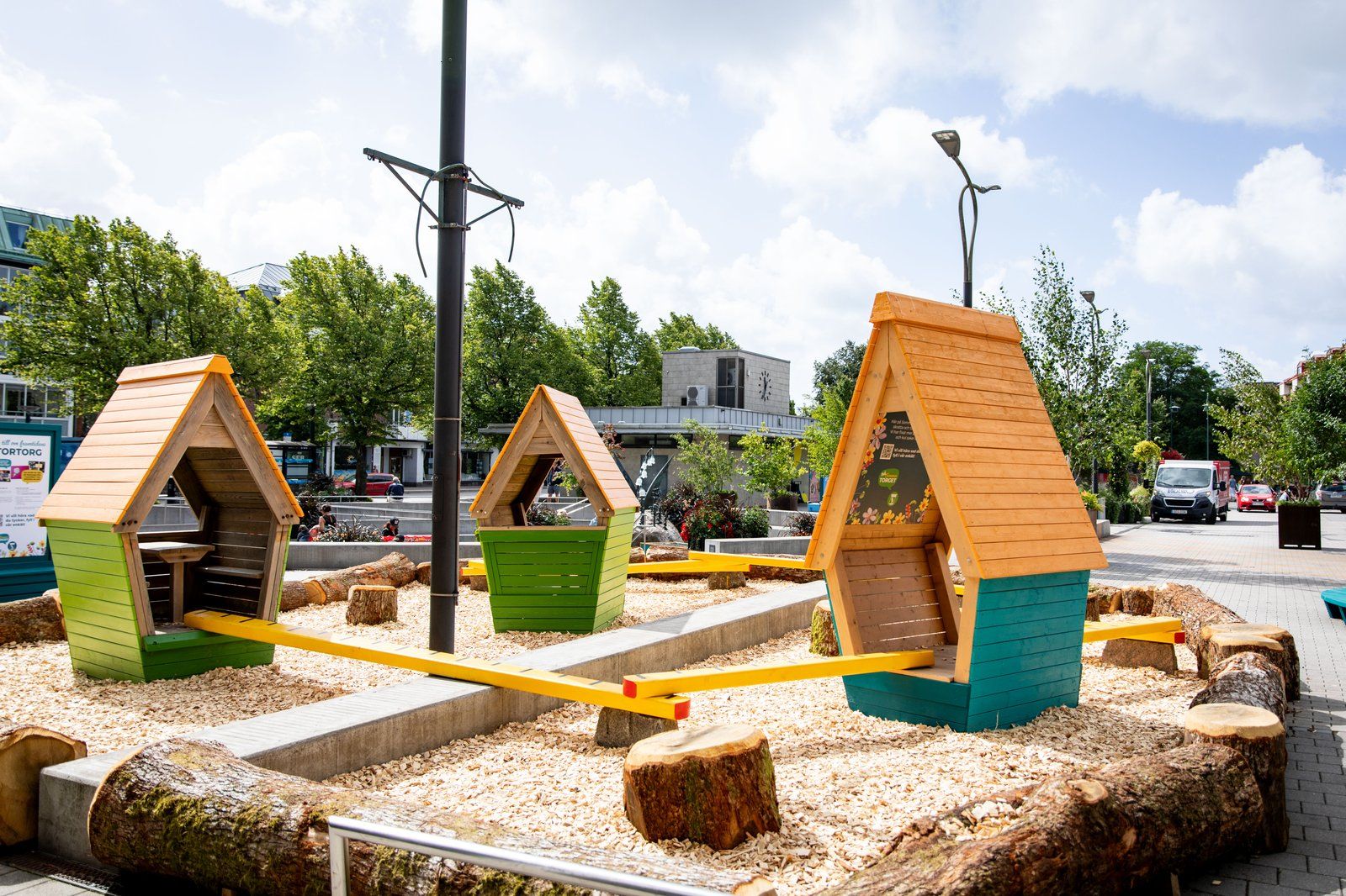 Lekyta på sommartorget med små hus 