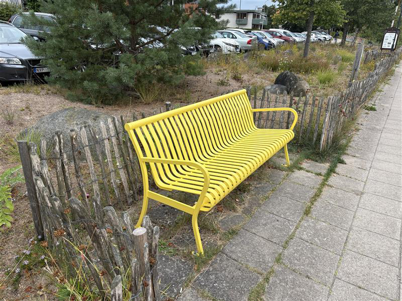 Gul bänk.