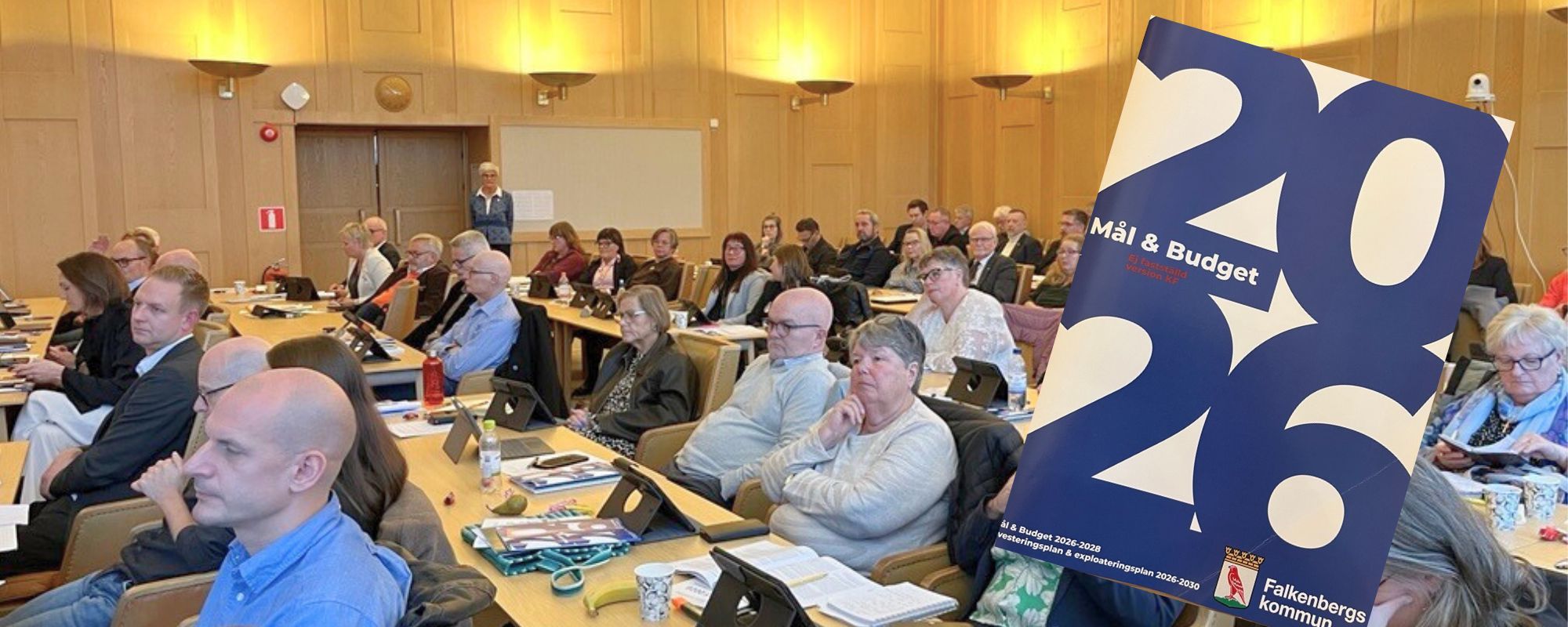 Kollage. En översiktsbild från kommunfullmäktige. Inklippt i bilden ligger Framtid Falkenbergs budgetdokument inklippt.