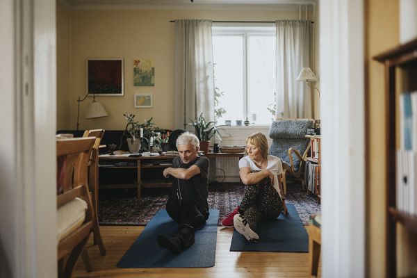 Två personer som gör hemmagympa.