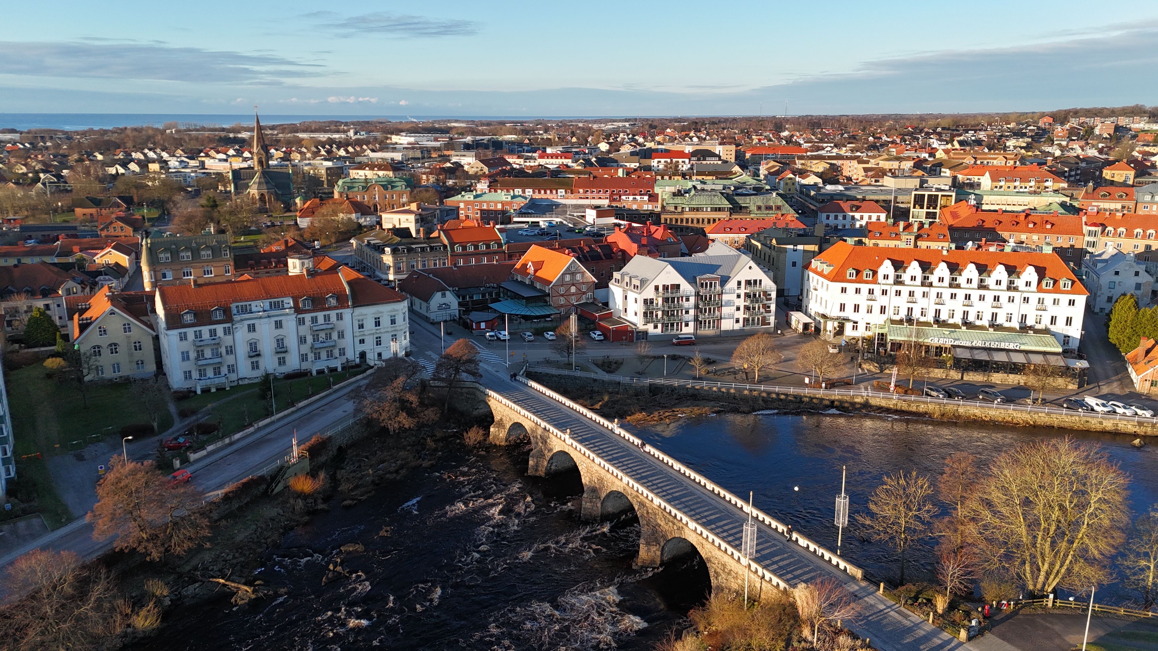 Falkenbergs centrumsnett ovanifrån, med tullbron, Grand hotell och huse längs Ätran synliga.