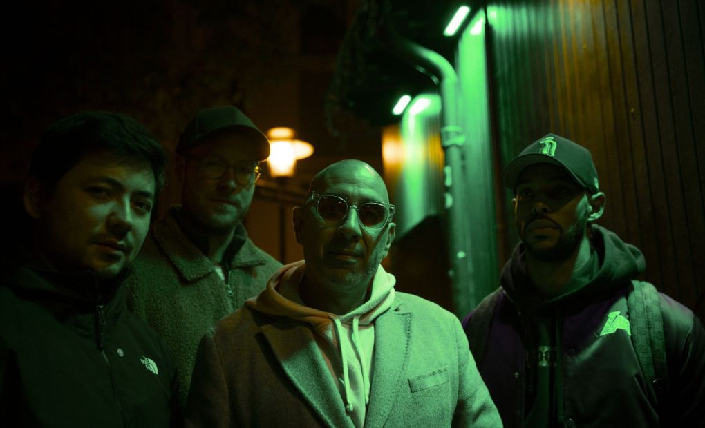 Fyra män i grönt ljus.