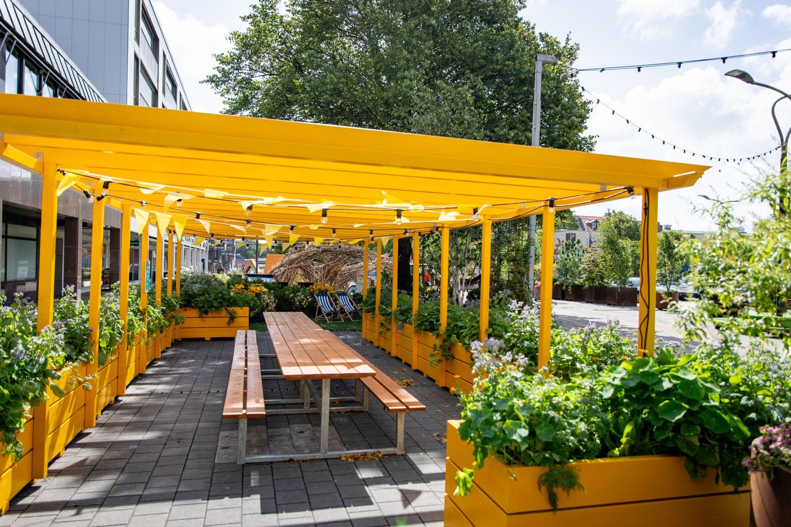 Gul pergola med plantering