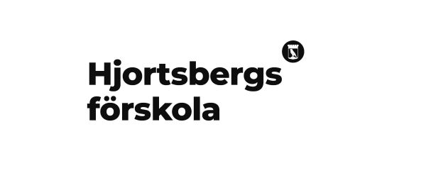 Namnet Hjortsbergs förskola och en svart prick med kommunvapnet i vitt. Pricken ligger lite snett ovanför ordet Hjortsbergs. Ordet förskola ligger på raden under.