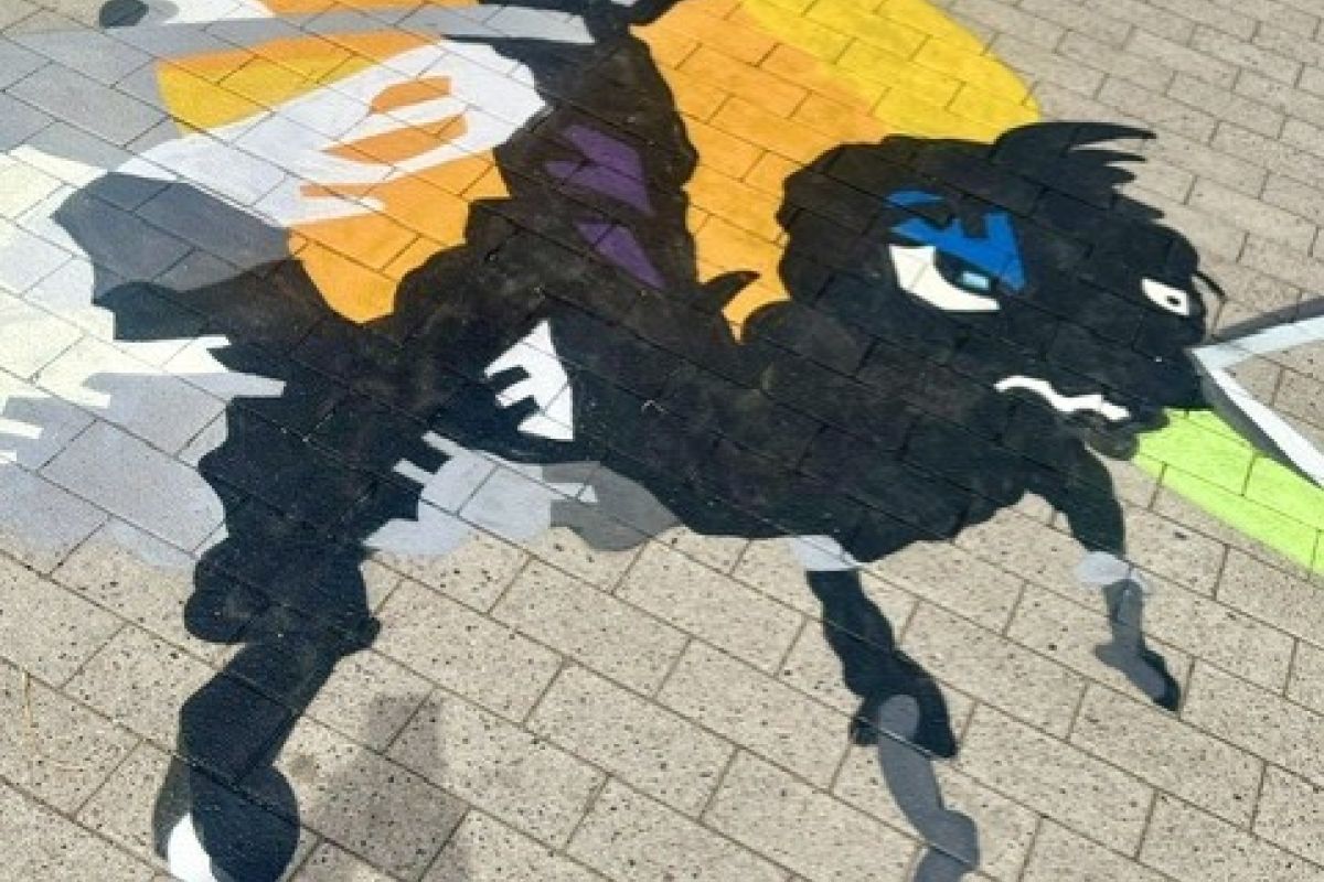 Graffitikonst på marken.