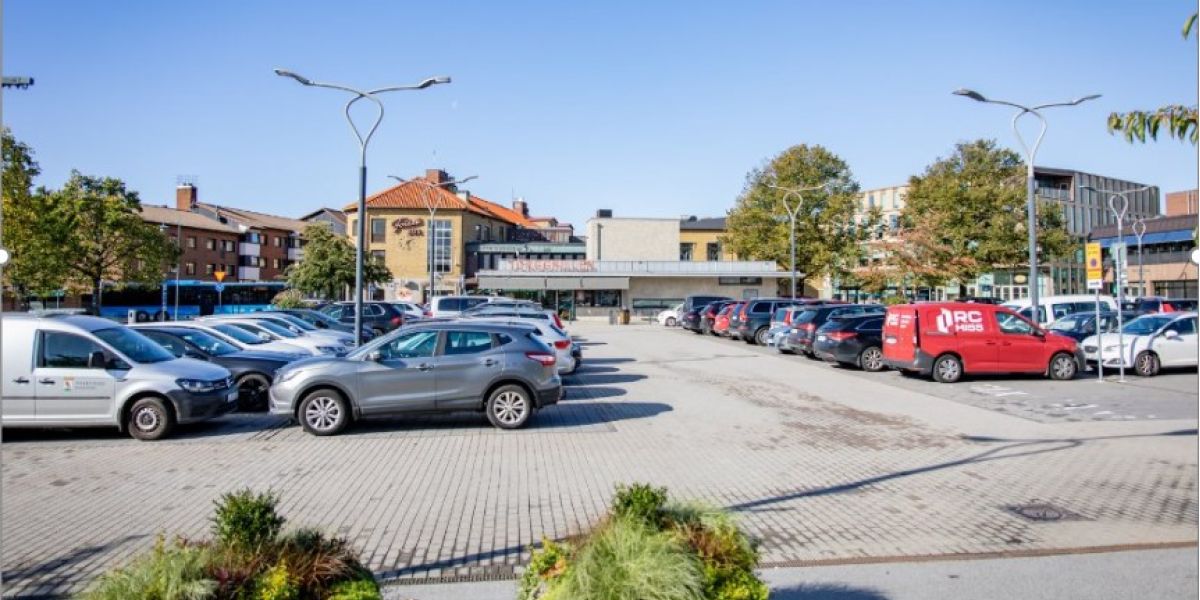 Stortorget, som visar många bilar parkerade i rader under en blå himmel.