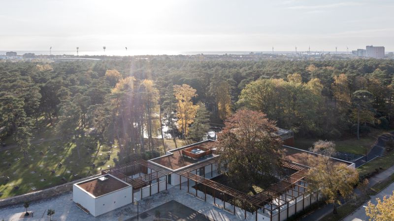 Byggnaden i sin helhet från drönarvy.  