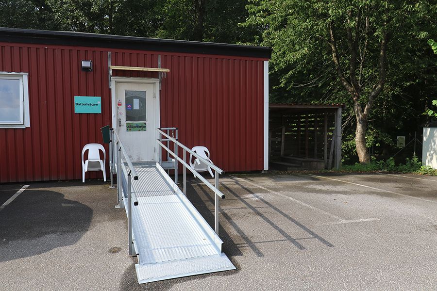 Rött hus med en entré som har en ramp.