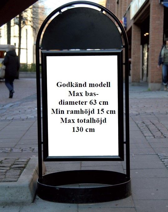 Trottoarpratare i centrum som visar godkänd modell.