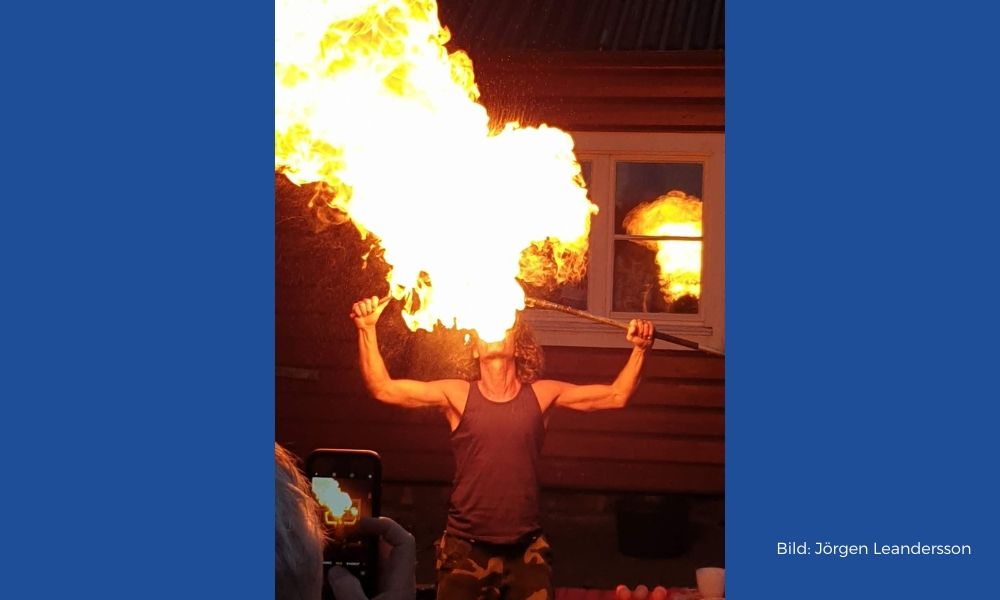 Magnus och stort eldmoln från munnen, mörkt ute. Fotograf: Jörgen Leandersson.