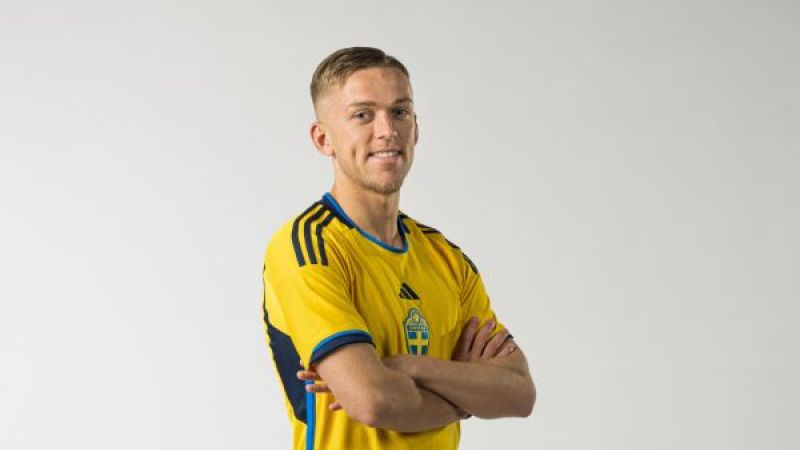 Jesper Karlsson i Svenska Landslagets gula fotbollströja.