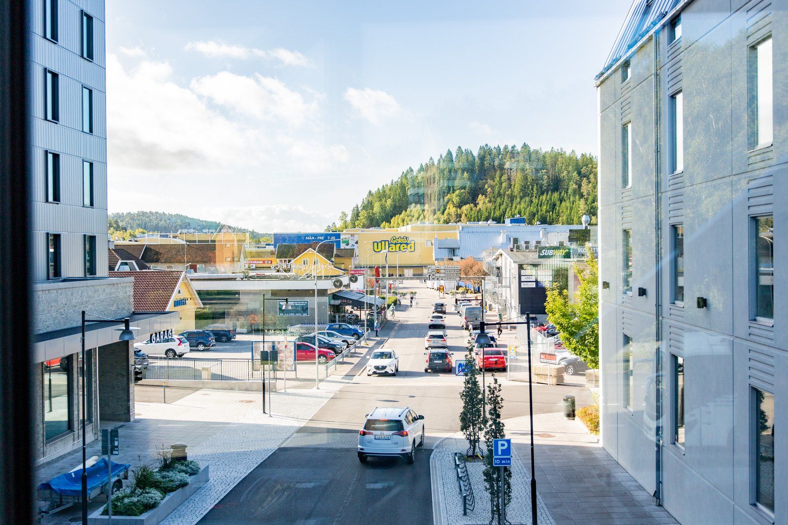 En bild av Danska vägen, tagen med hotelles båda huskroppar på var sin sida om vägen. 