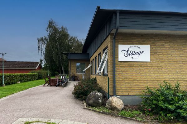 Äldre kvinna spelar kort med person.