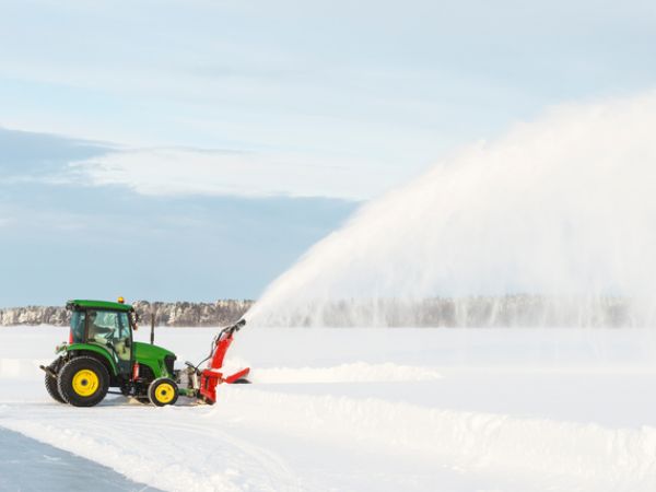 Traktor skottar snö