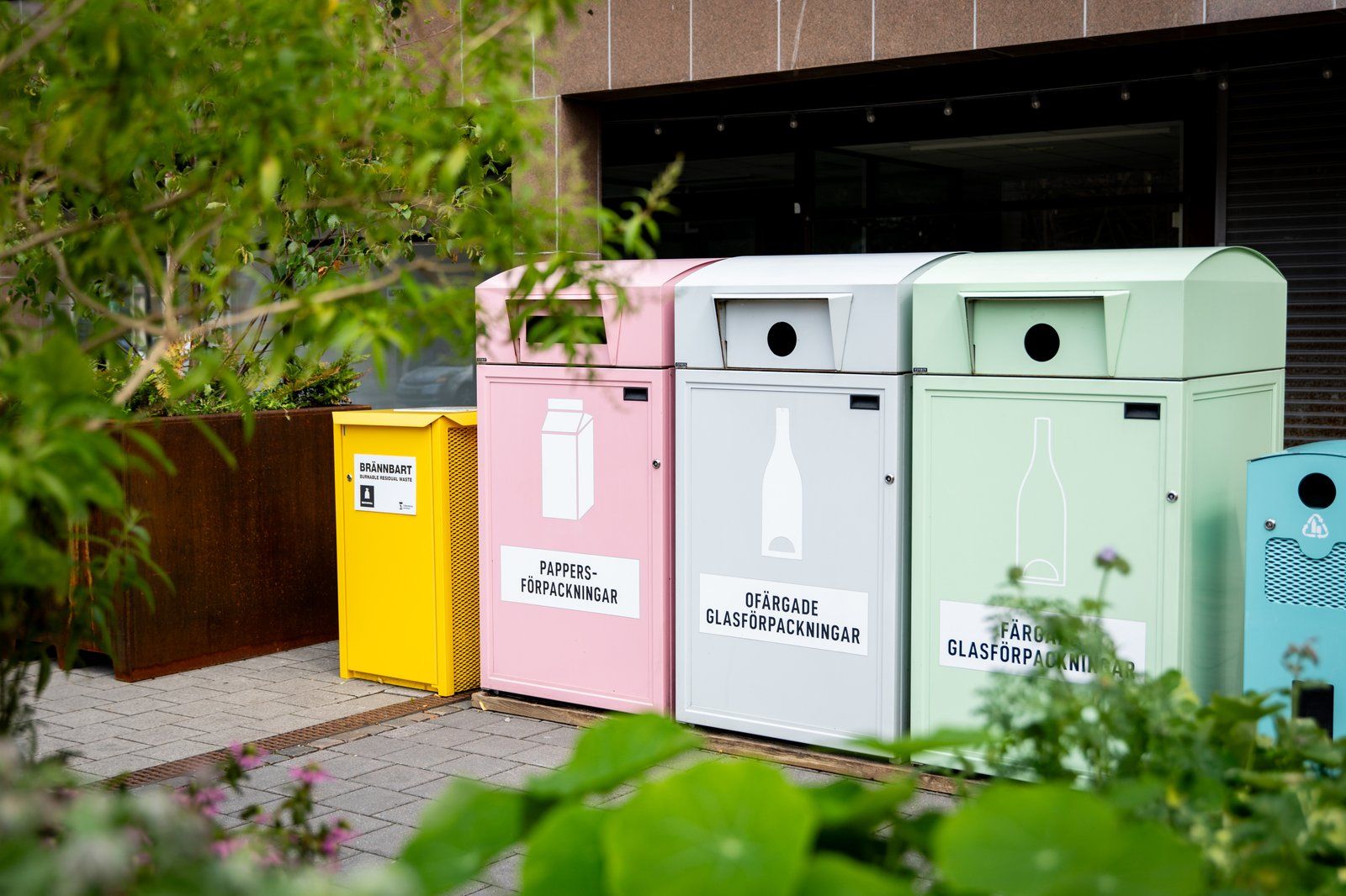 Källsorteringskäll i olika färger