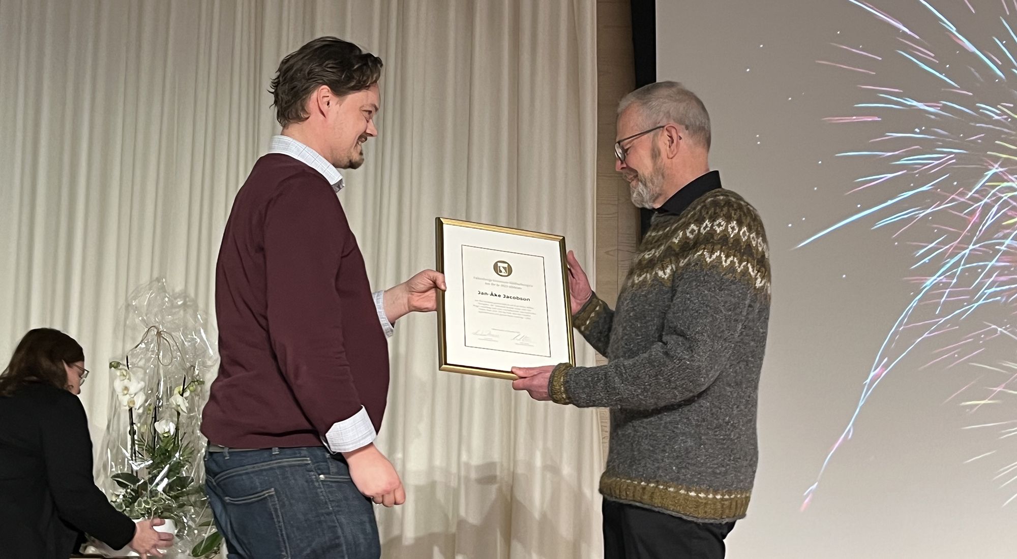 Jan-Åke Jacobson får sitt diplom av Markus Jöngren (MP).