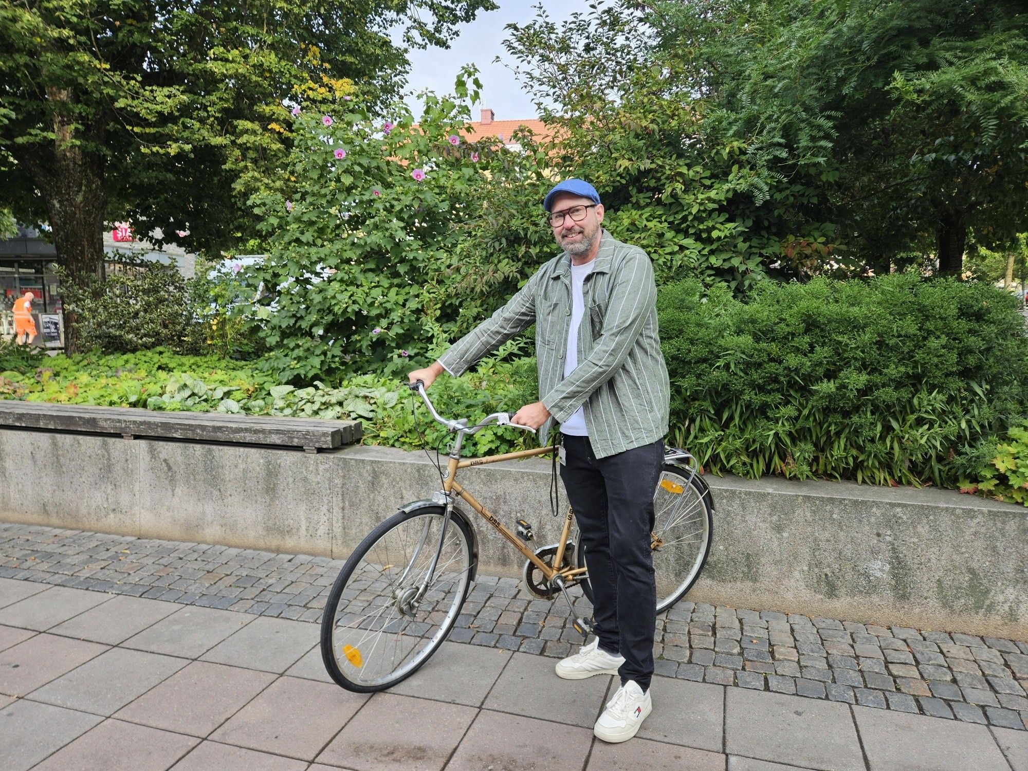 Foto på Love med sin cykel