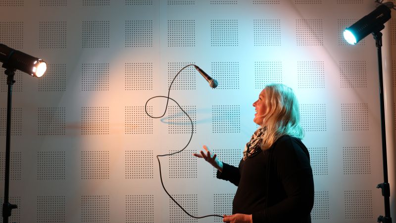 Tjej som spelar på elbas