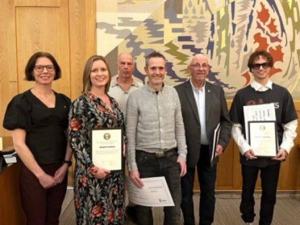 Pristagarna i fullmäktigesalen.