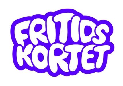 Logotyp för Fritidskortet, vit text mog lila bakgrund som säger "Fritidskortet"