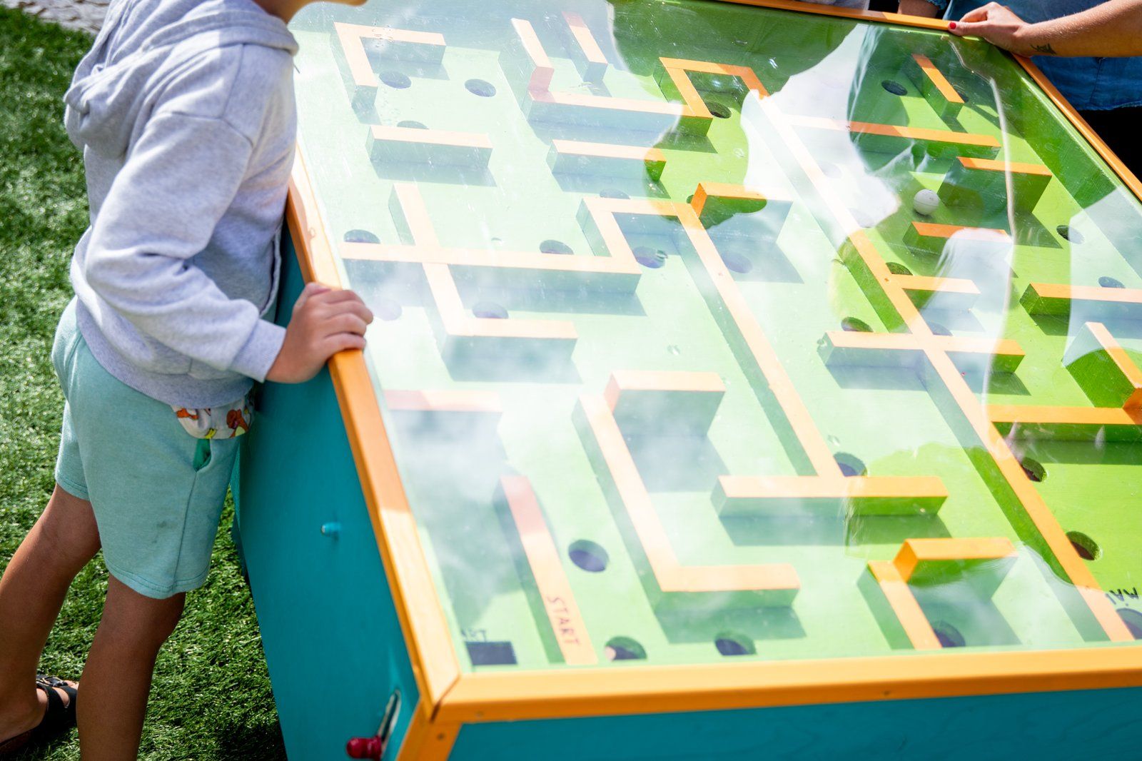 Barn spelar på stort brädspel