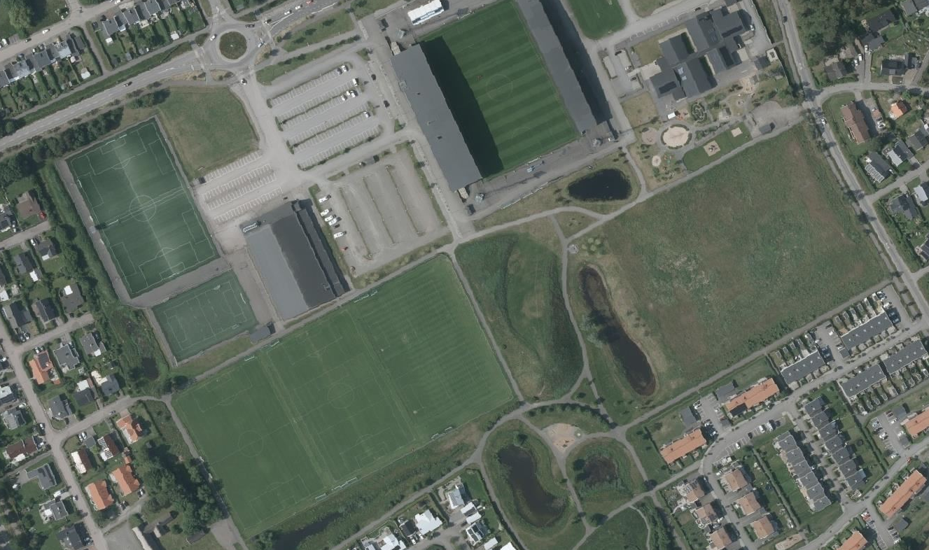 Flygfoto över området som visar var det nya badhuset ska byggas och vart konstgräsplanerna flyttas. 