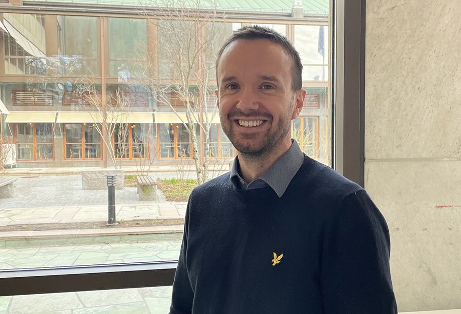 Man i mörkblå tröja.